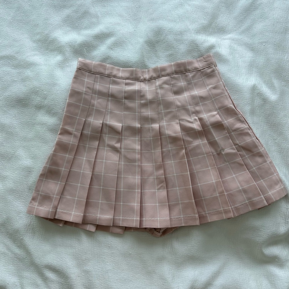 Pink pleated skirt with inner shorts